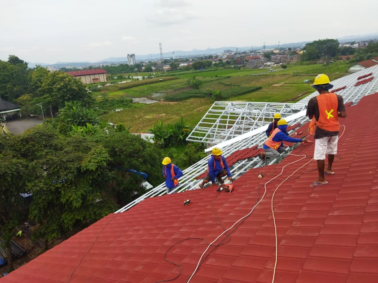 Pasokan material tepat waktu untuk kelancaran proyek Anda.